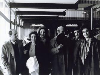 Pietro e Angela Fedeli, Teresita e Lucio Fontana, Emilio Scanavino, Milena Milani, all’aeroporto di Malpensa in partenza per New York, 1961, Foto Archivio Scanavino| Pietro and Angela Fedeli, Teresita and Lucio Fontana, Emilio Scanavino, Milena Milani, at the Malpensa airport leaving for New York, 1961, Photo Archivio Scanavino