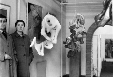 Sarah Jackson ed Emilio Scanavino alla loro mostra personale congiunta, Galleria Apollinaire, Londra, Maggio 1951 | Sarah Jackson and Emilio Scanavino in their joint solo shows, Apollinaire Gallery, London, May 1951