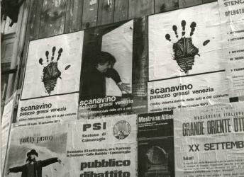 Manifesti della mostra personale di Scanavino, Centro Internazionale delle Arti e del Costume, Palazzo Grassi, Venezia, 1973 | Posters of the Scanavino’s solo Exhibition, Centro Internazionale delle Arti e del Costume, Palazzo Grassi, Venice, 1973