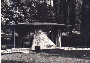 Chiosco del Fiore, X Triennale Milano, 1954: opera in ceramica di Scanavino per il padiglione di Mario Bardini | Chiosco del Fiore, X Triennale Milan, 1954: Scanavino’s ceramic work for the pavillon by Mario Bardini