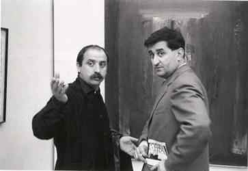 César e Scanavino di fronte all’opera "All’origine" del 1957 nella sala personale di Scanavino alla Biennale di Venezia, 1958, Fotografia di Ugo Mulas | César and Scanavino in front of the work "All’origine" (At the Origin), 1957 in Scanavino's personal room at the Venice Biennale, 1958, Photo Ugo Mulas